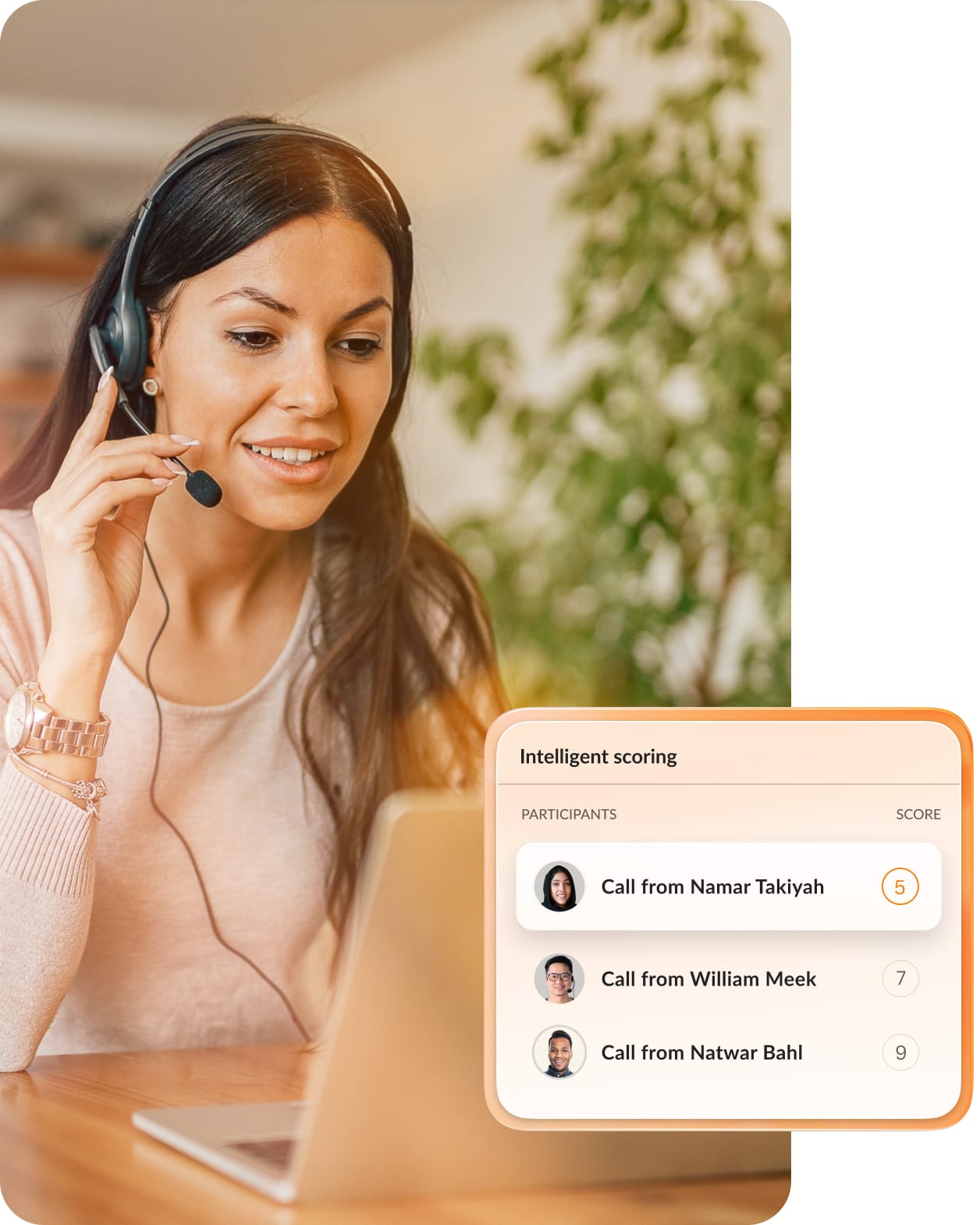 Une accompagnatrice en train d’examiner l’évaluation intelligente des agents dans l’application RingCentral RingCX