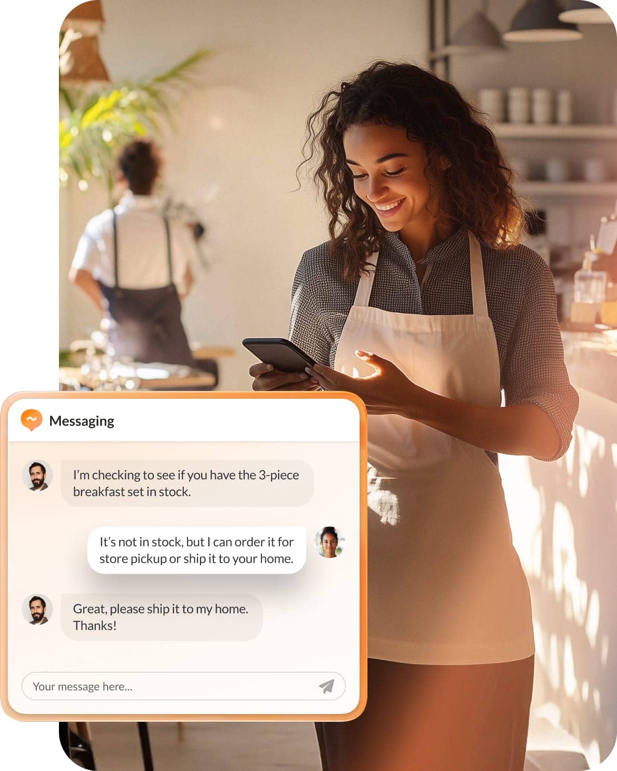 Une employée de magasin utilisant l’appli RingCentral pour échanger par message avec un client.