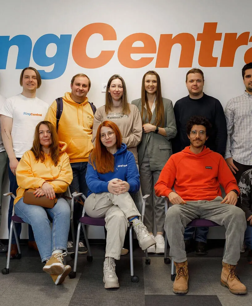 Групова снимка на екипа на RingCentral по време на събитие