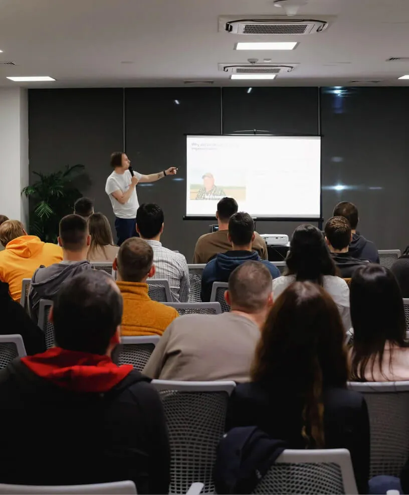 Мъж прави презентация пред група участници