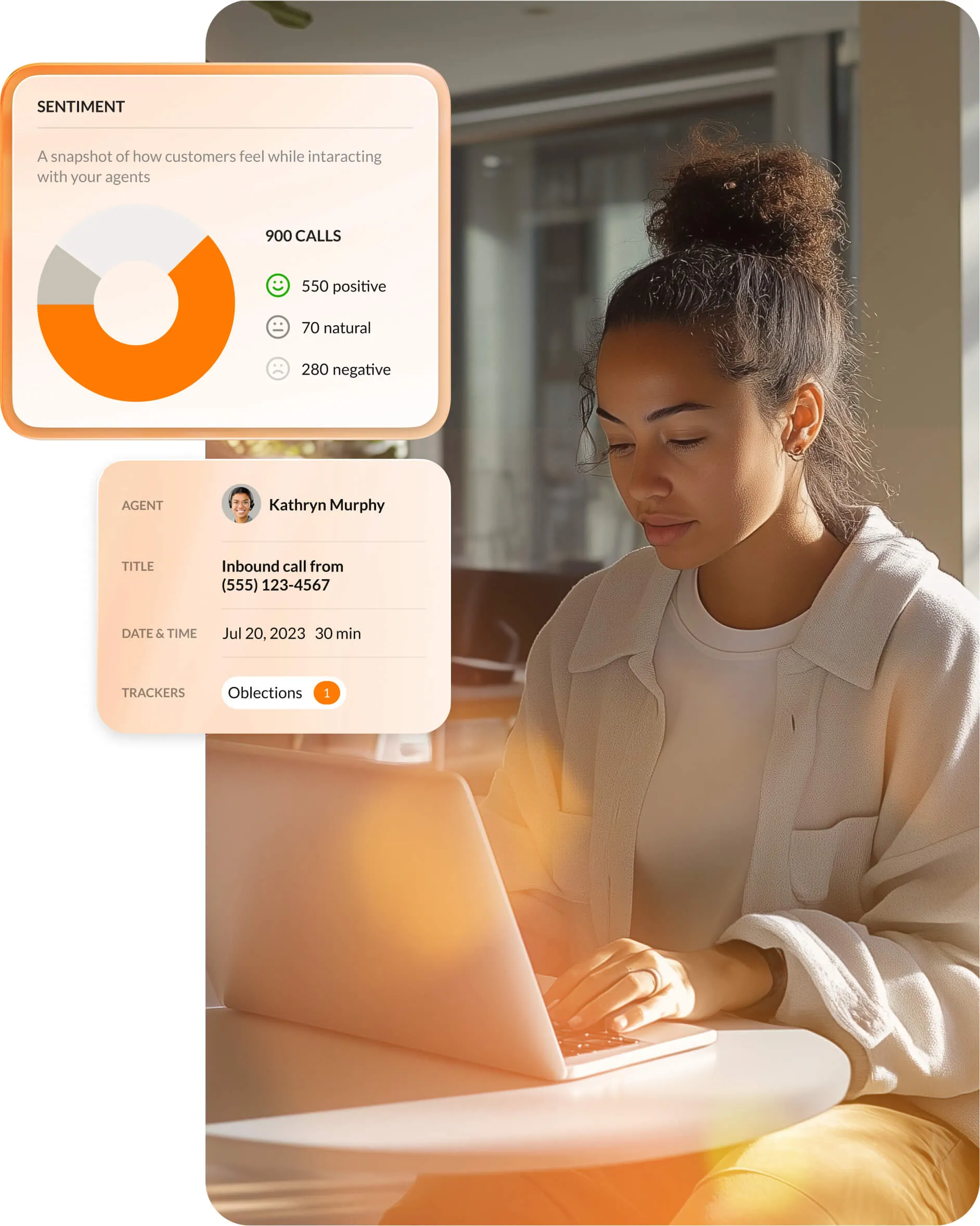 Dos administradores de centro de atención que revisan tarjetas de resultados de agentes