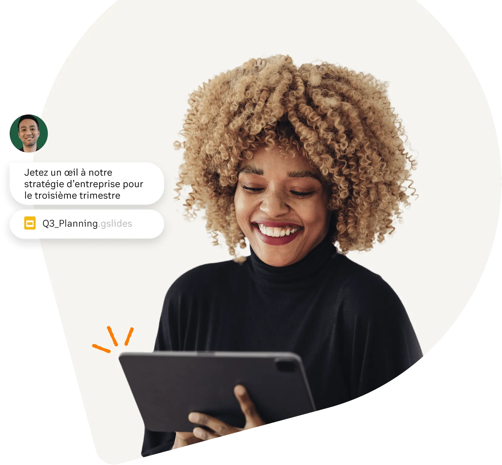 Femme souriant en consultant sur sa tablette un plan d’entreprise envoyé via l’application RingCentral