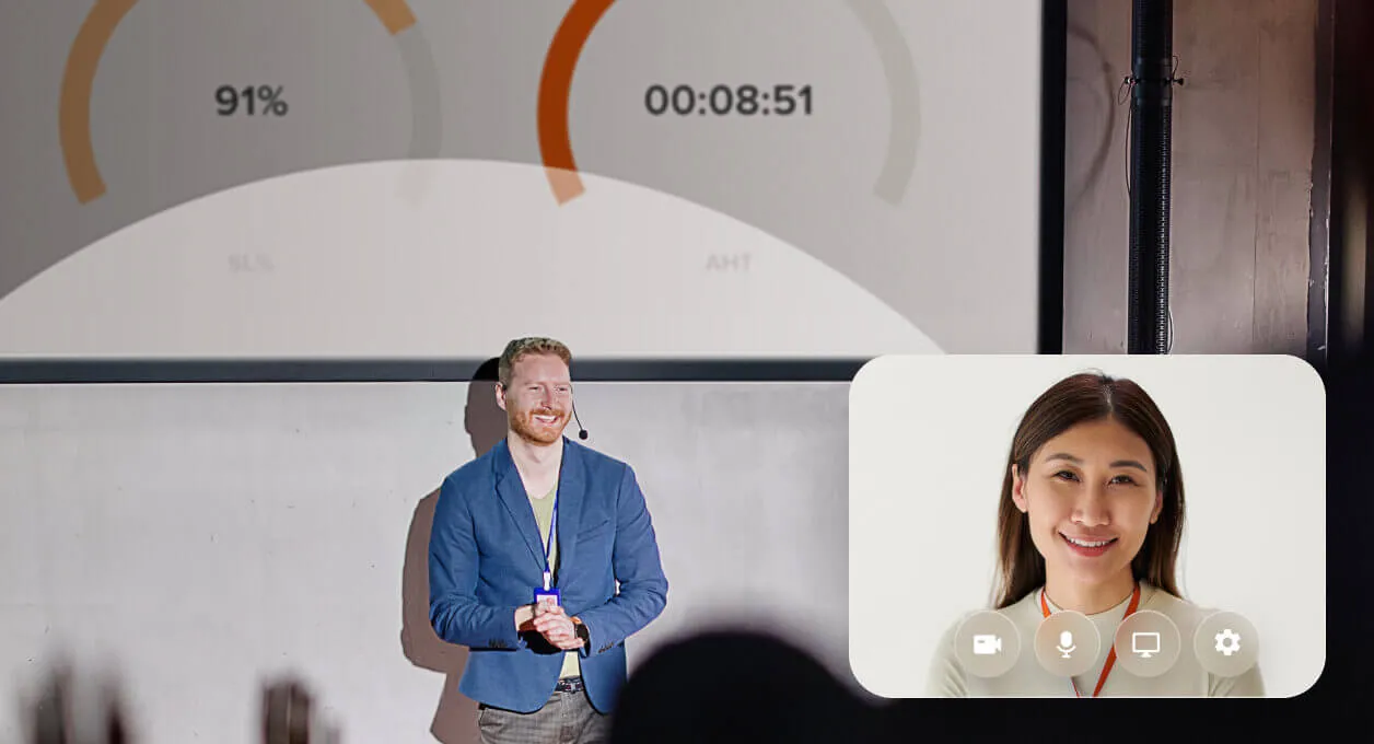 Eine Frau nimmt über RingCentral Events an einem Hybrid-Event teil.