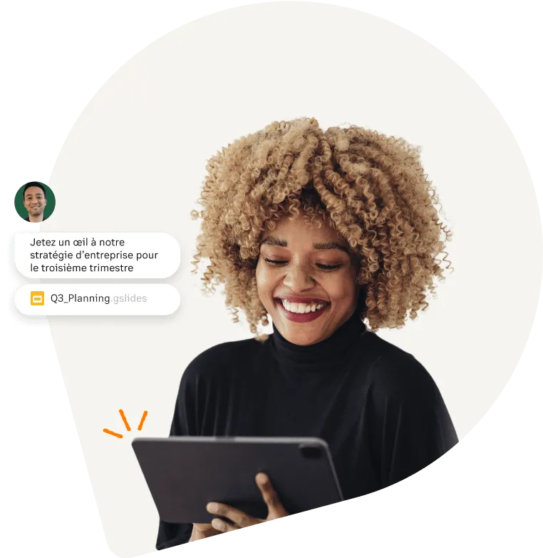 Femme souriant en consultant sur sa tablette un plan d’entreprise envoyé via l’application RingCentral