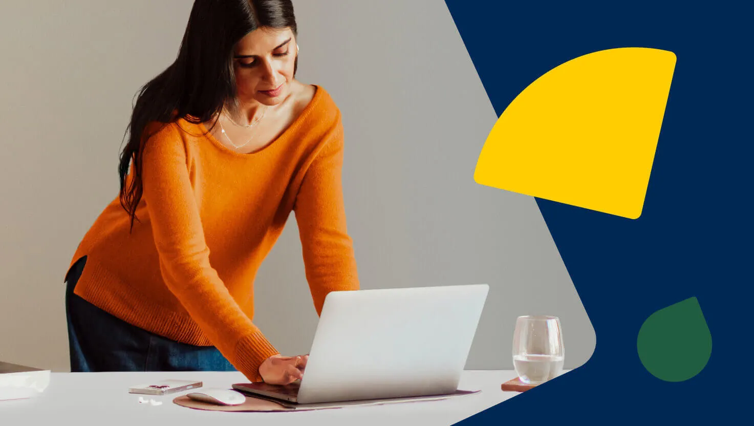 Una mujer revisando las innovaciones de RingCentral en su portátil