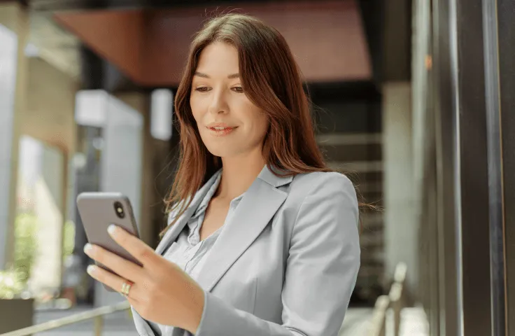 Une femme regardant son téléphone portable