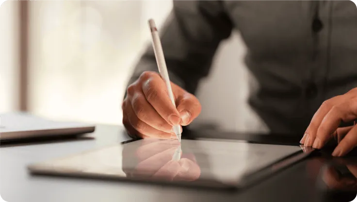 Un homme écrivant sur sa tablette