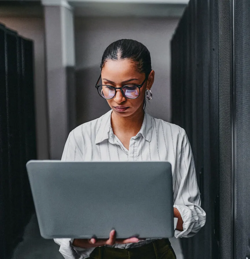 Une spécialiste de la sécurité cherche des failles de sécurité sur un site web sur son ordinateur portable