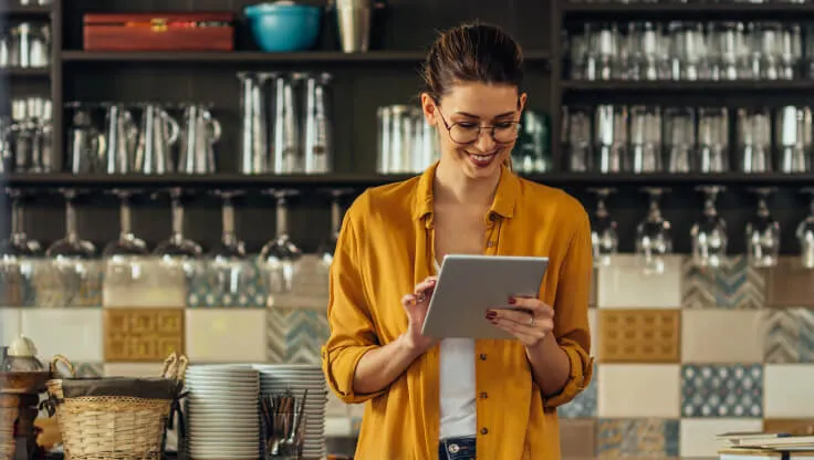 Una mujer que usa la aplicación de RingCentral en su iPad