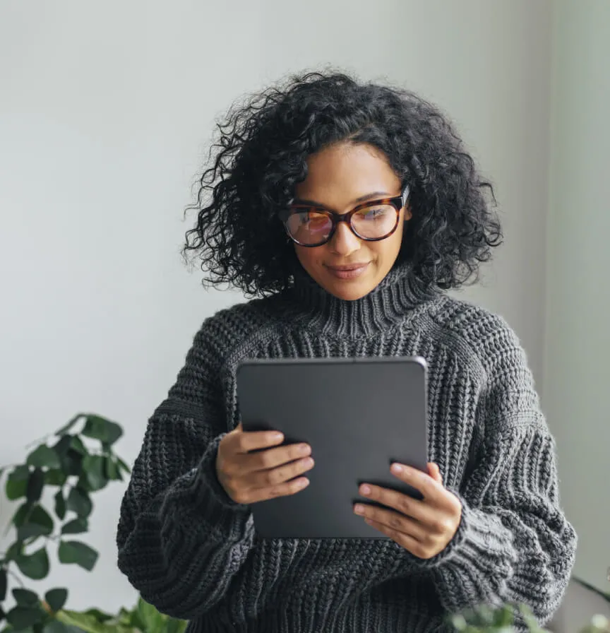 Une femme lit le rapport de transparence de RingCentral sur sa tablette