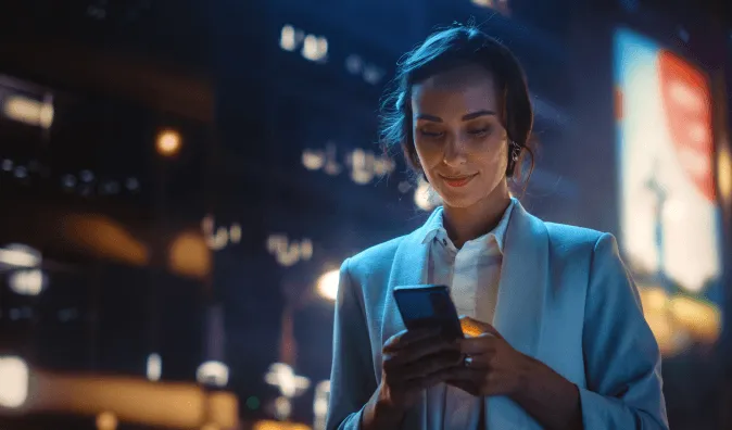 Couverture du livre blanc : Une femme regarde son téléphone portable